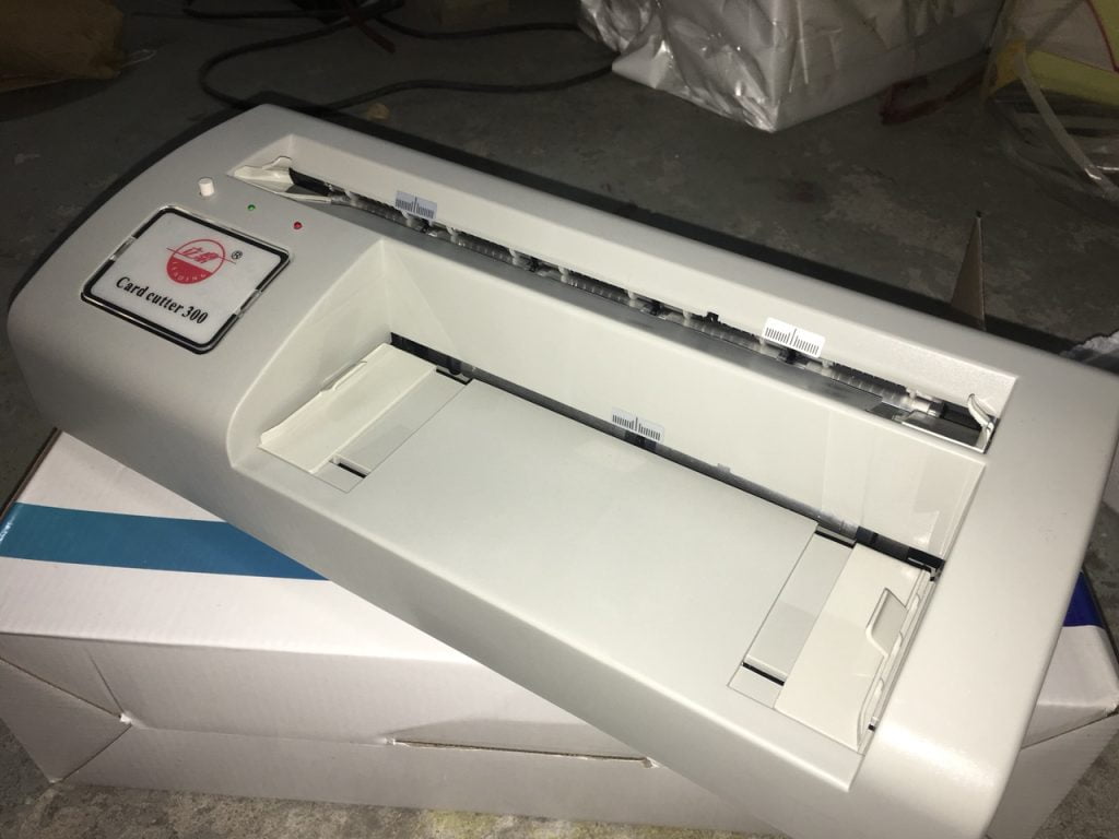 Máy cắt Card tự động