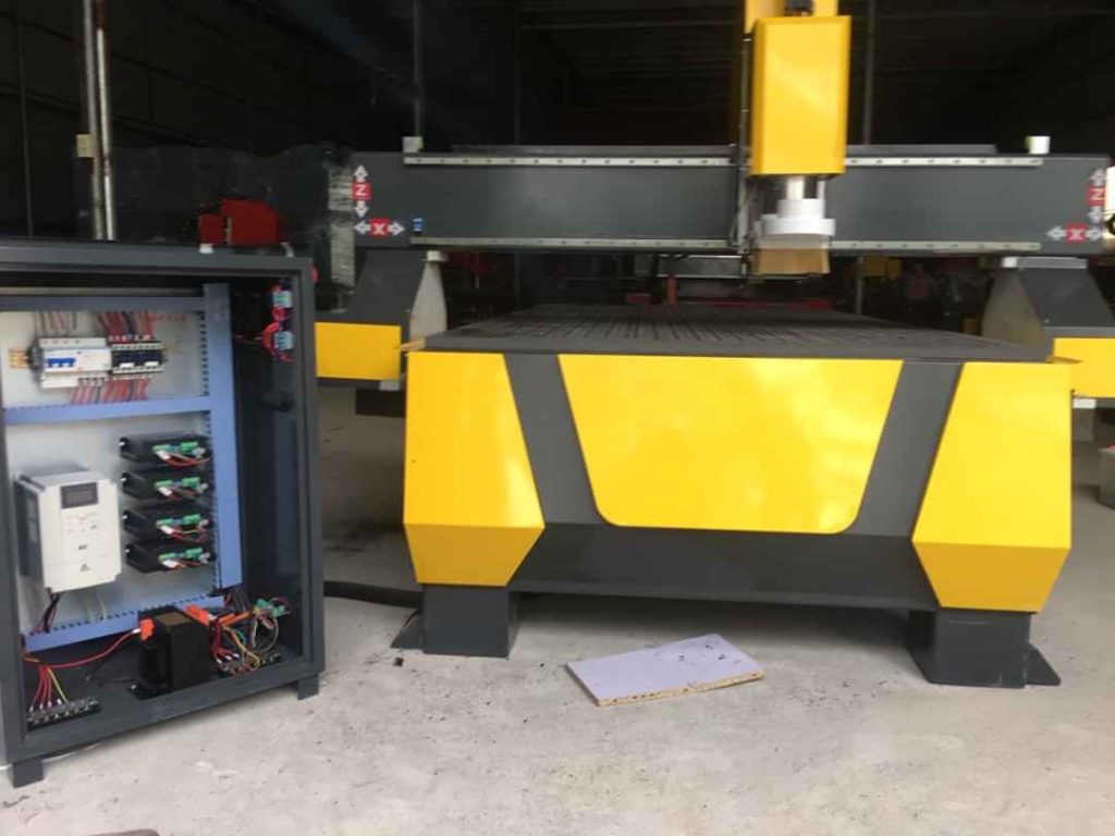 Máy CNC khổ lớn QiLian 1325 (4 chân)