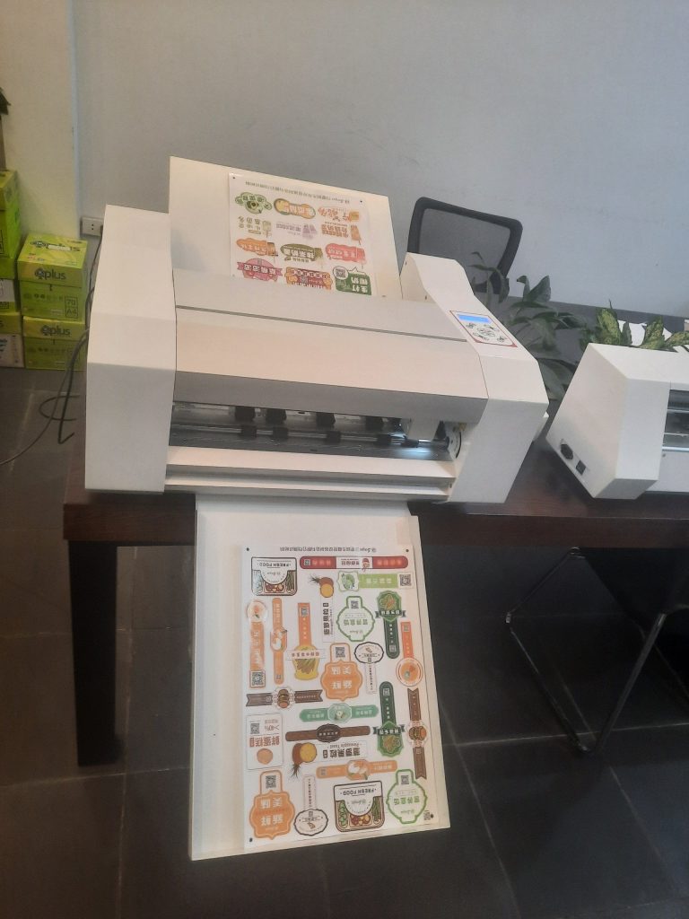 Máy cắt bế decal Saga SG-SC30 II