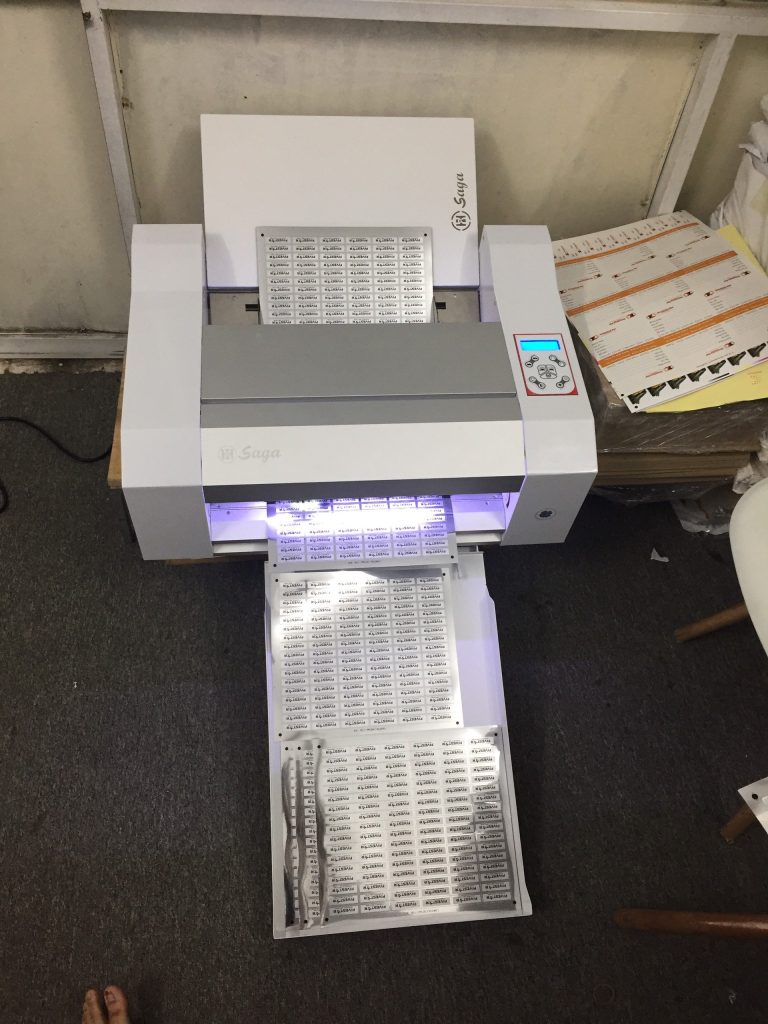Máy cắt bế decal Saga SG-SC30 II