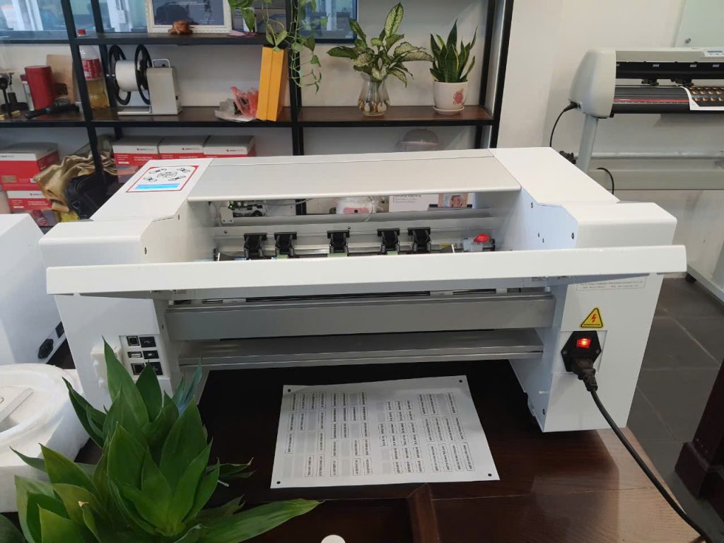Máy cắt bế decal Saga SG-SC30 II