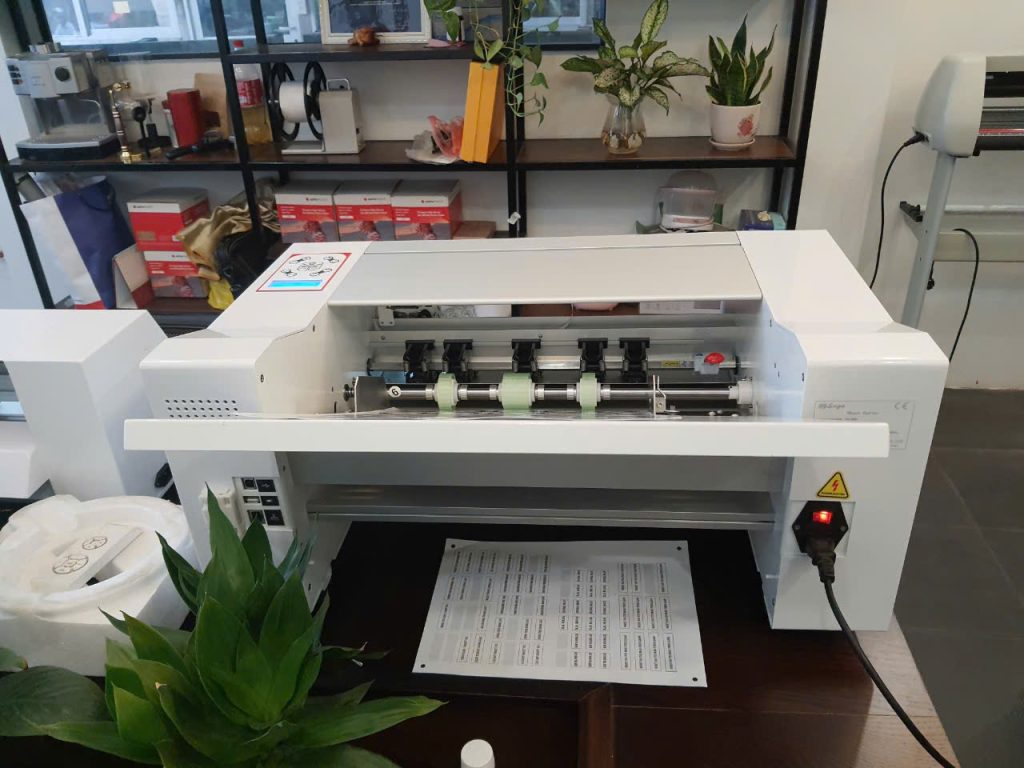 Máy cắt bế decal Saga SG-SC30 II
