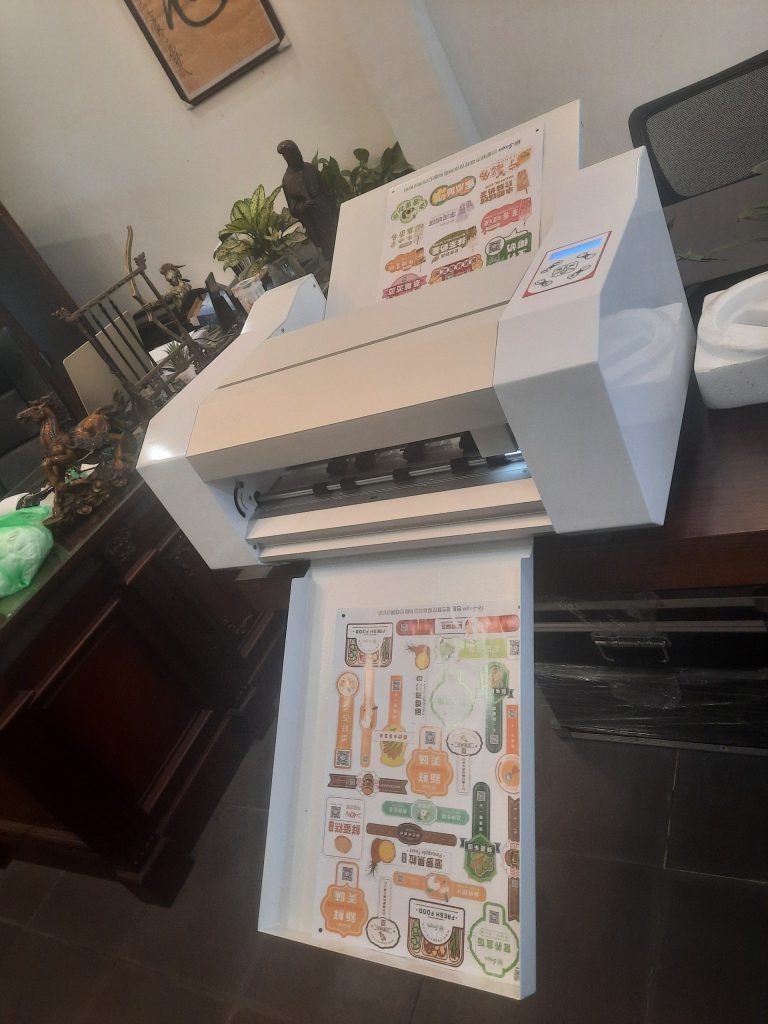 Máy cắt bế decal Saga SG-SC30 II