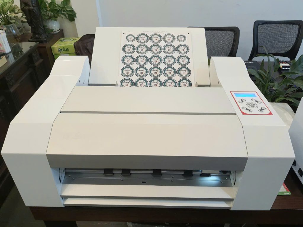 Máy cắt bế decal Saga SG-SC30 II
