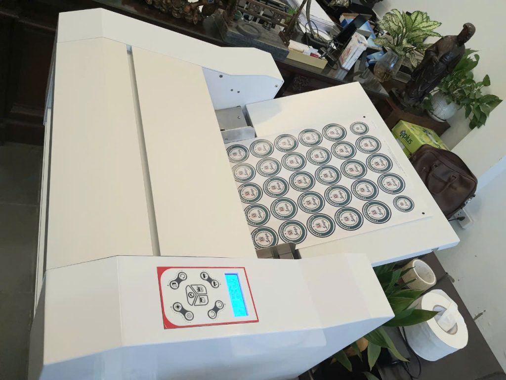 Máy cắt bế decal Saga SG-SC30 II